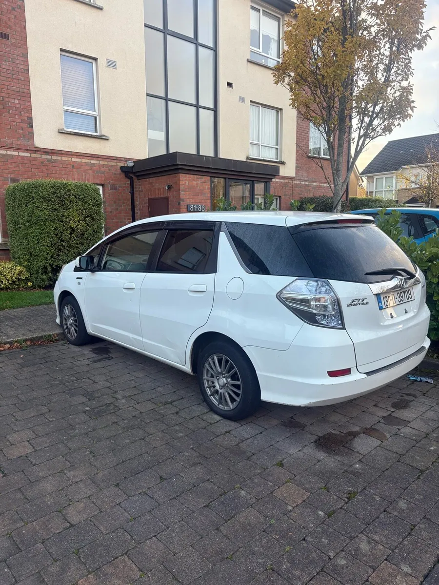 Honda fit hybrid shuttle - Image 2