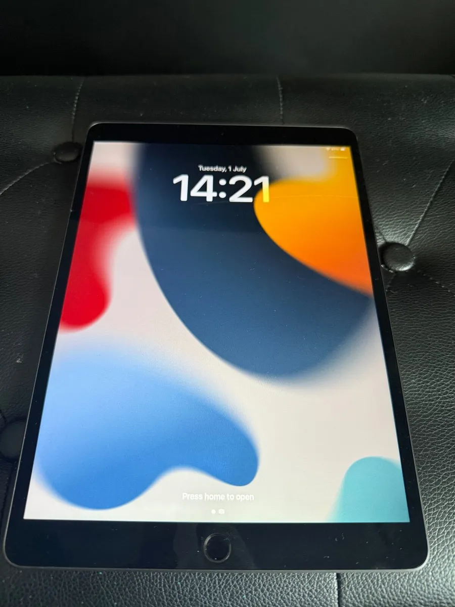 iPad Air 3rd Gen 64GB WIFI - Image 1