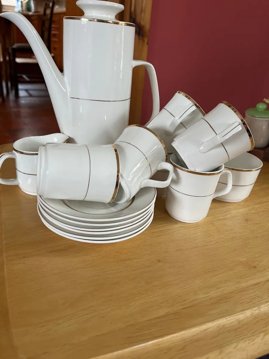 Coffee pot and six cups . - Image 1