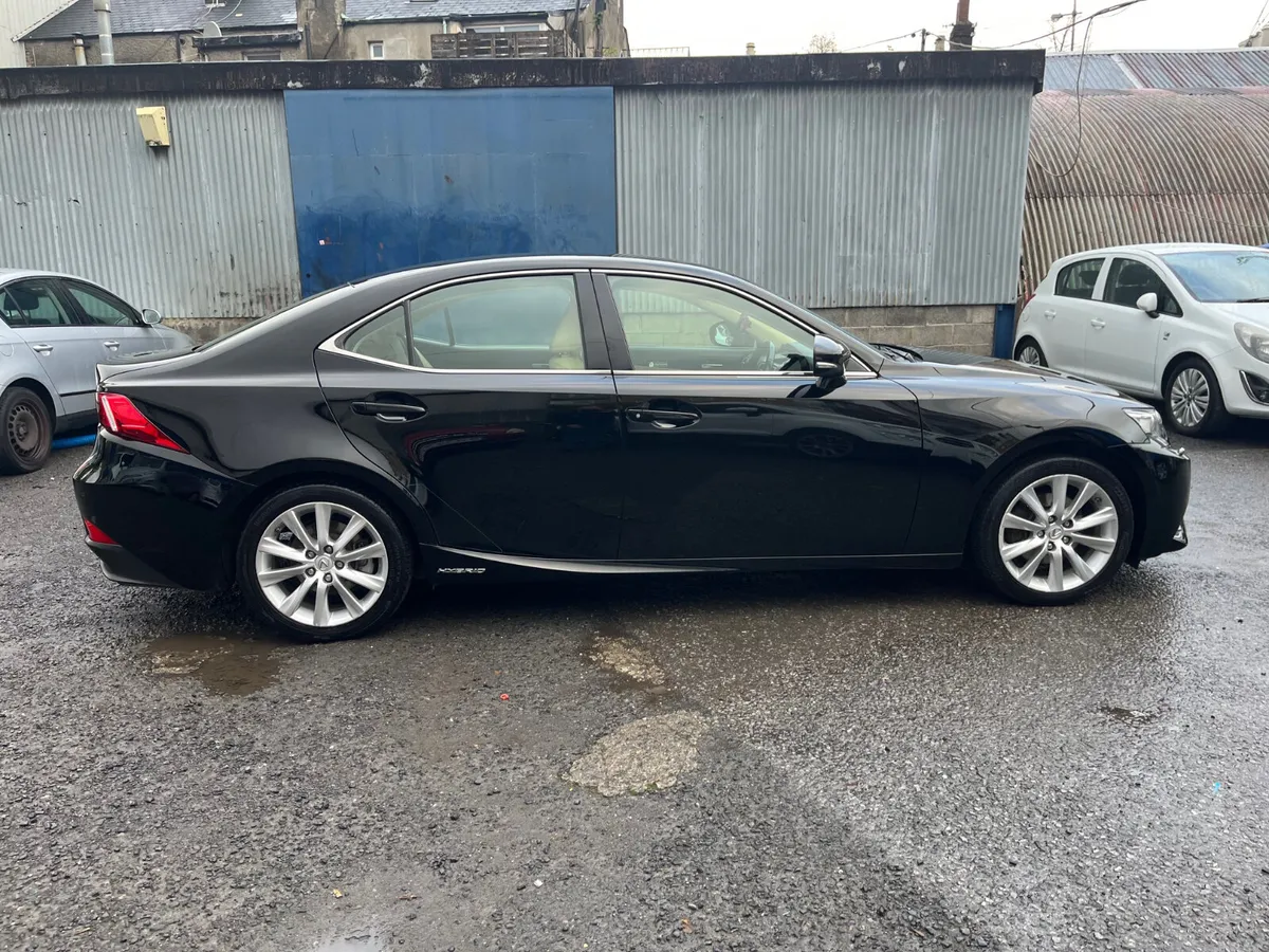 Lexus IS 300H 2015 - Image 2