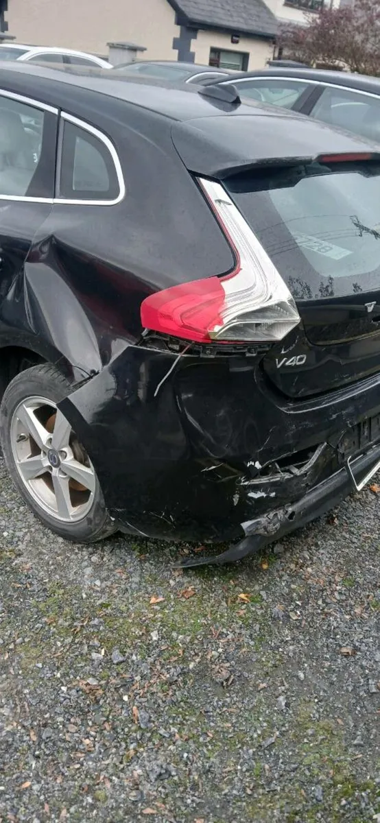 Volvo v40 - Image 2