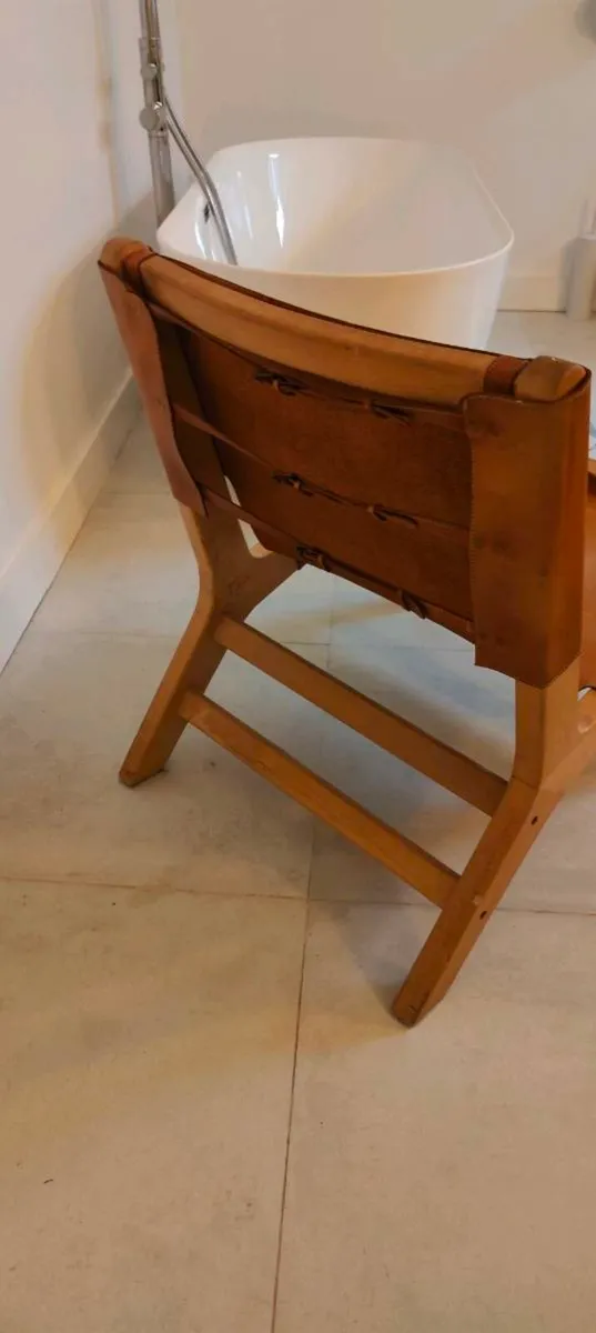 A bold and striking leather and solid wood accent - Image 2