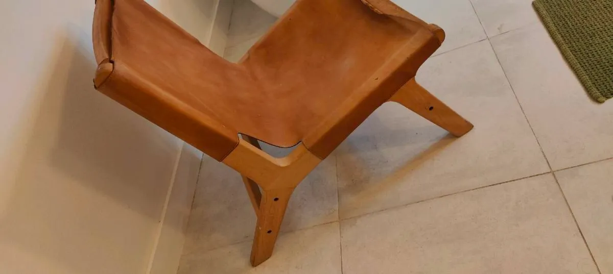 A bold and striking leather and solid wood accent - Image 3