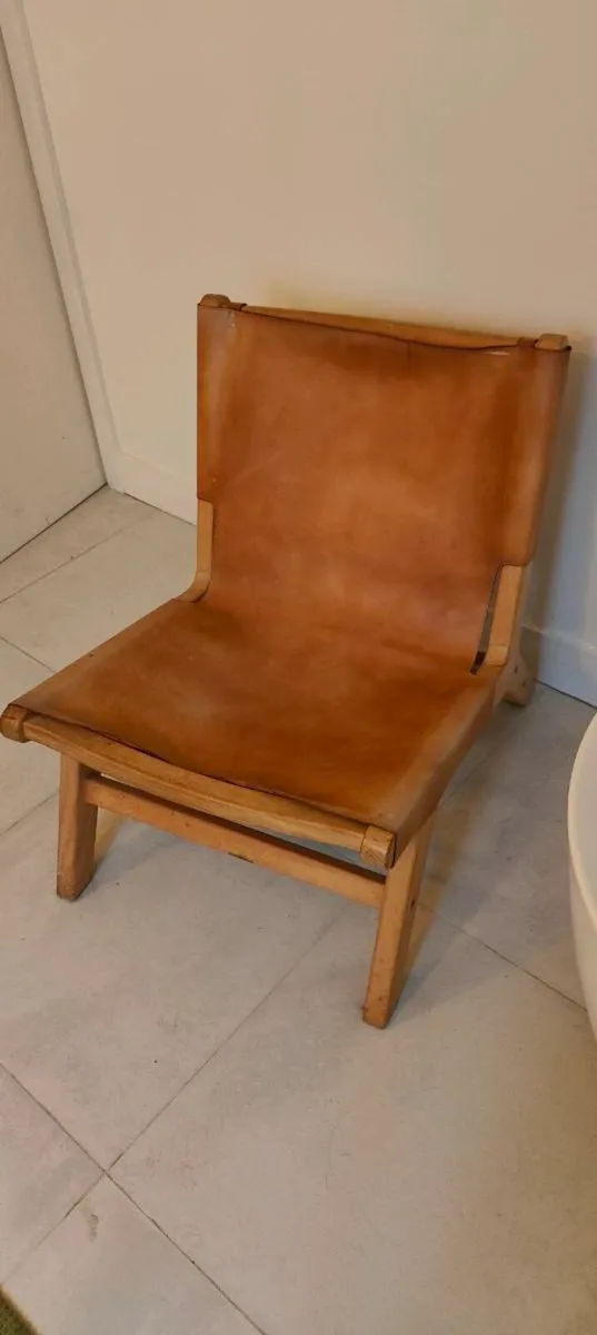 A bold and striking leather and solid wood accent - Image 4