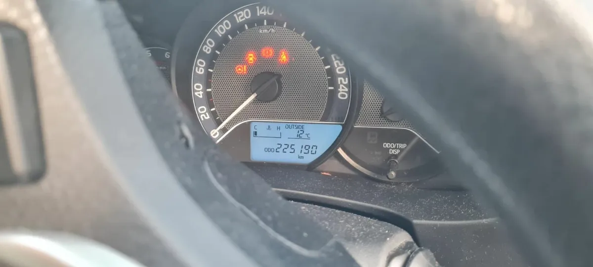 Toyota Corolla 2014 - Image 2