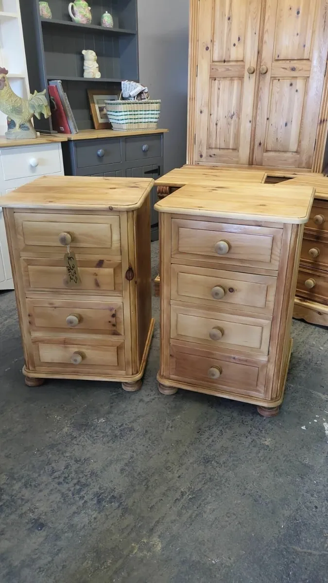 Pair large vintage pine bedside lockers - Image 1