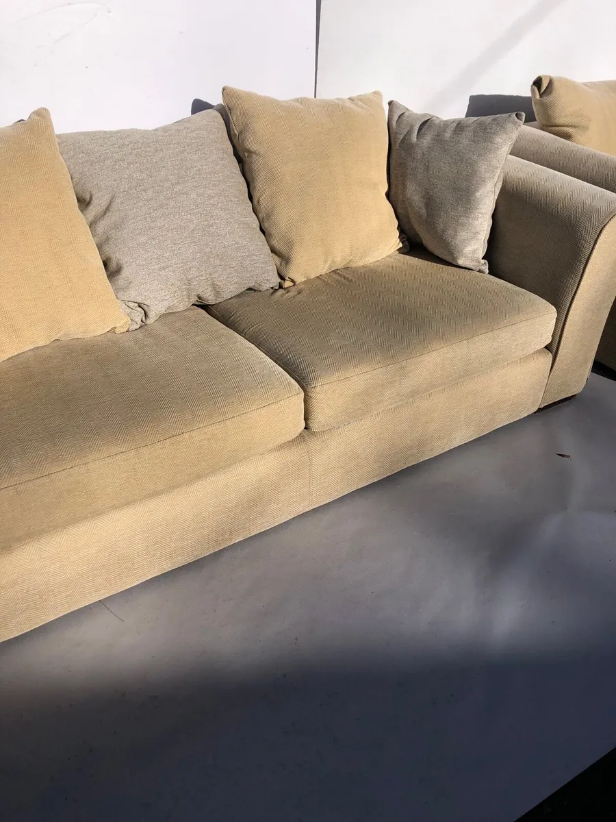 Couch and two chairs - Image 1