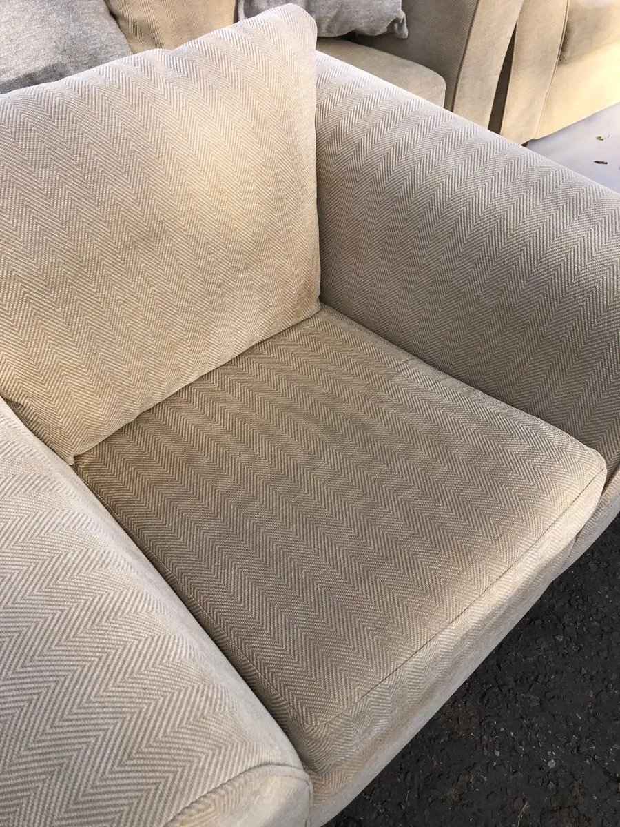 Couch and two chairs - Image 2