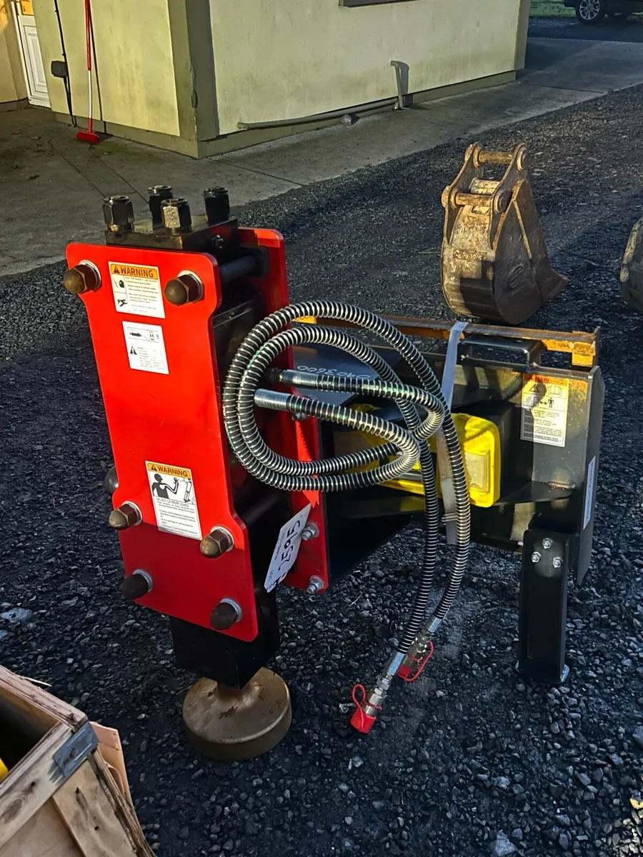 Raytree skidsteer digger side mounted post driver - Image 1