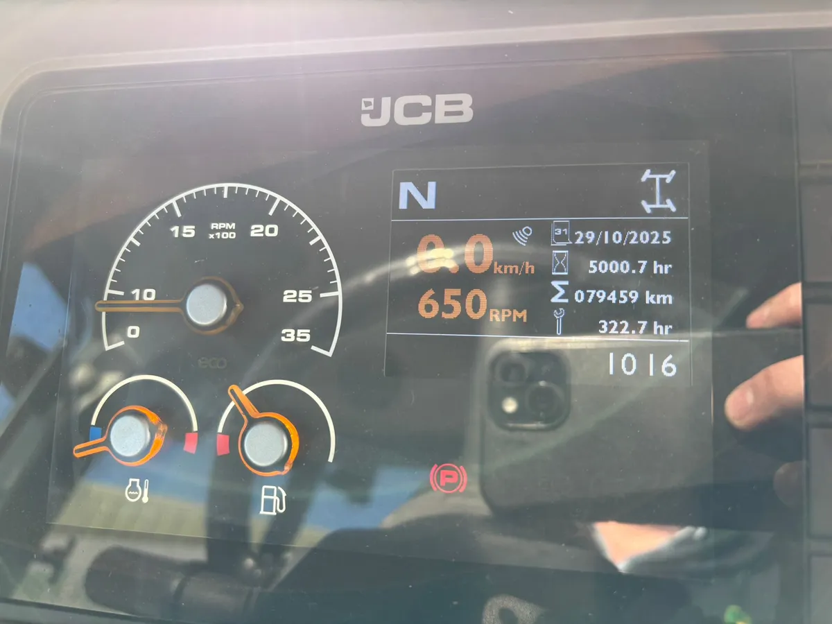 2015 JCB Fastrac 4220 - Image 2