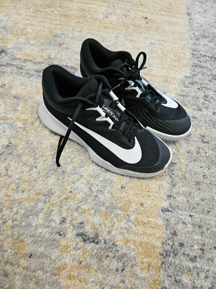 Tennis shoes - Image 1