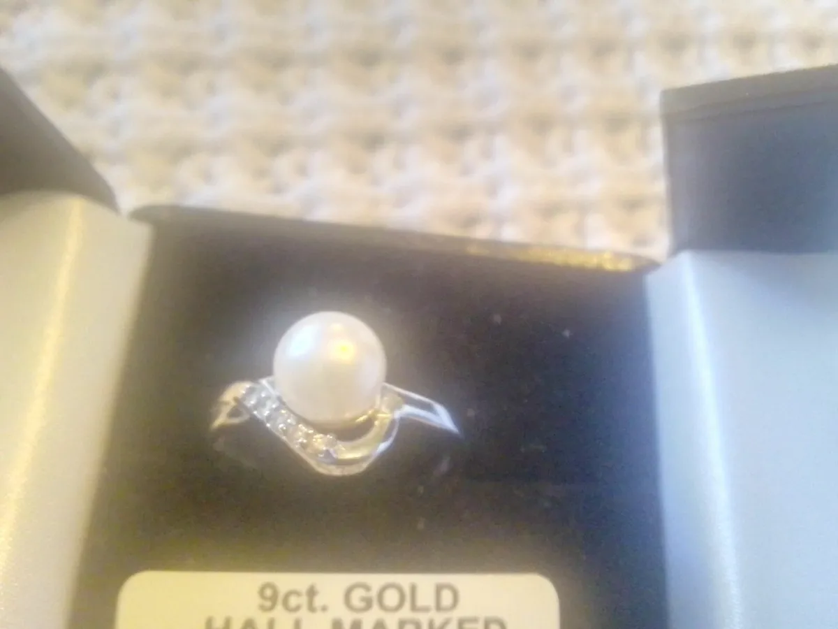 9ct white gold cultured pearl & diamond Ring N - Image 1