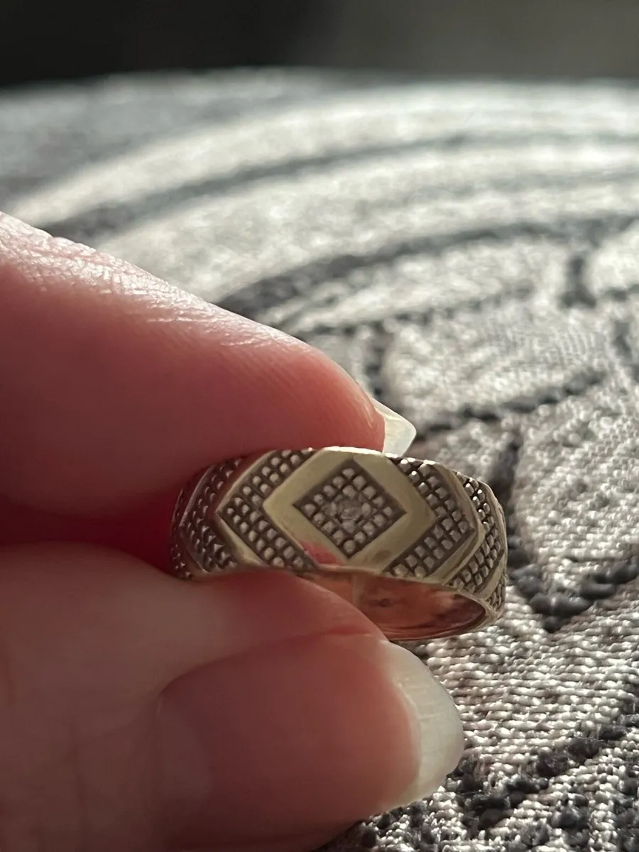 9ct yellow gold ladies wedding band - Image 1