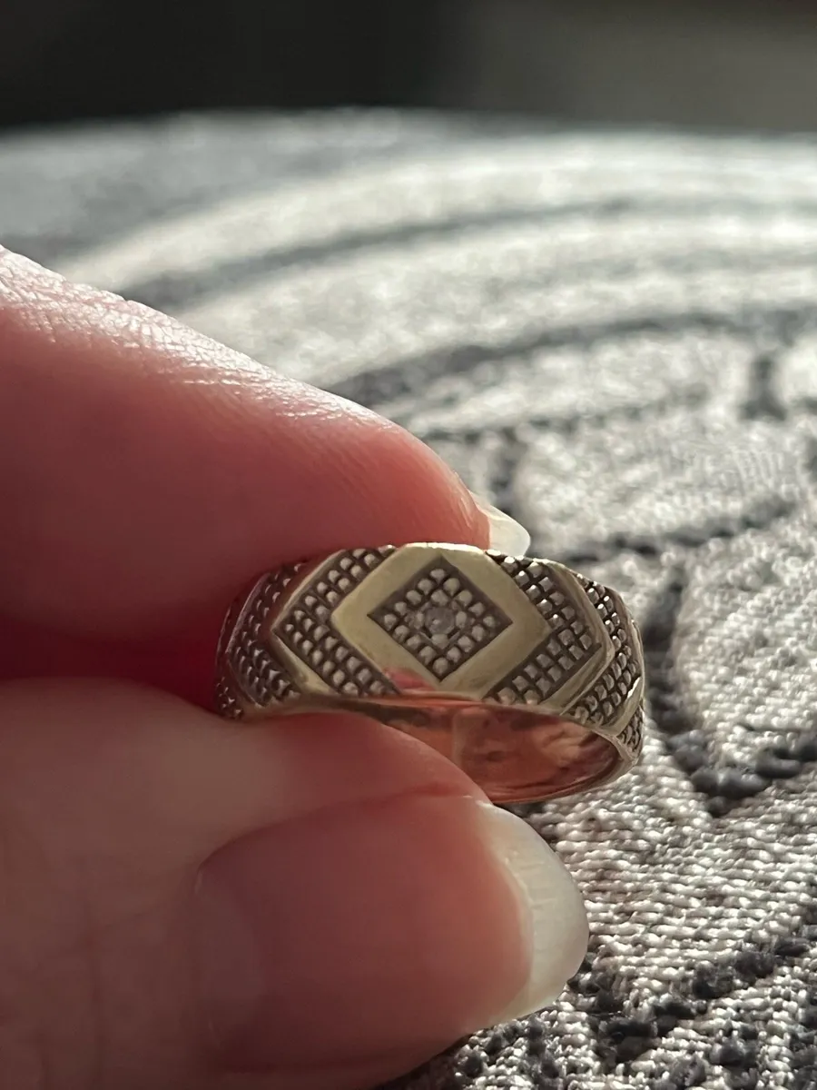 9ct yellow gold ladies wedding band - Image 2