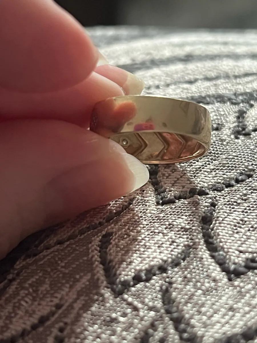 9ct yellow gold ladies wedding band - Image 3