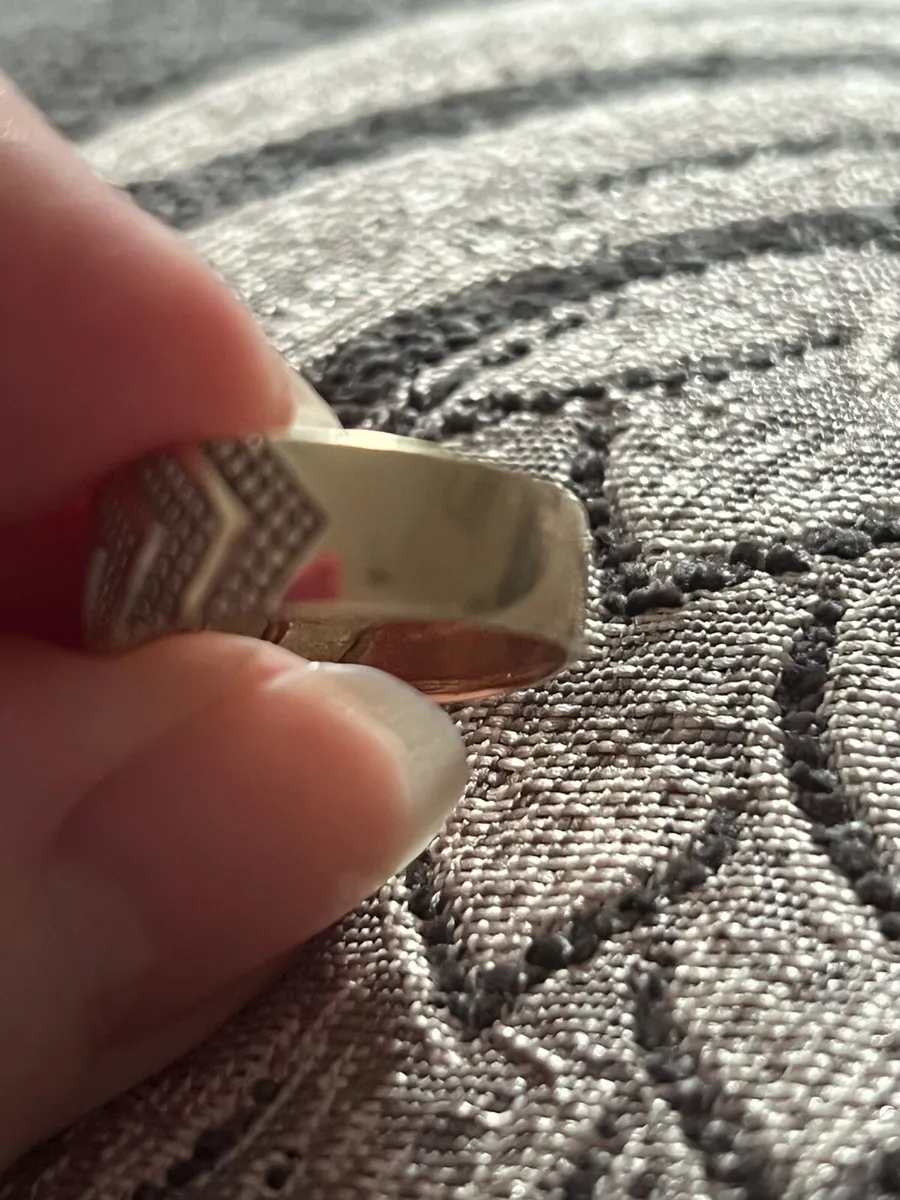 9ct yellow gold ladies wedding band - Image 4