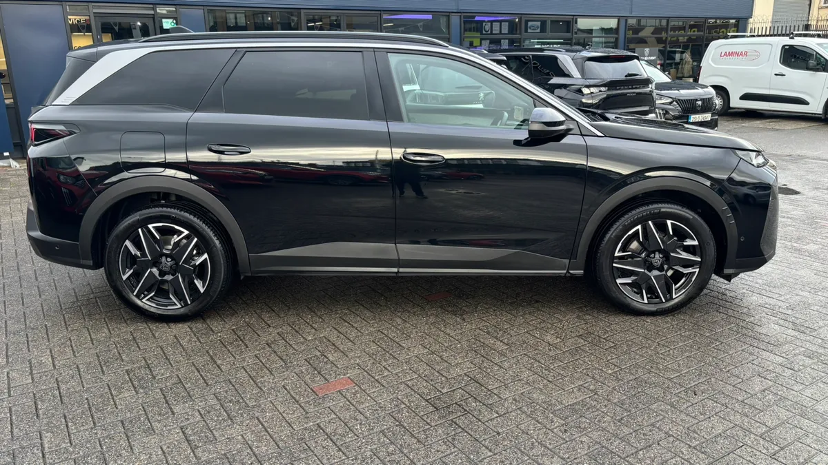 2025 Peugeot 5008 Allure Hybrid - Image 3
