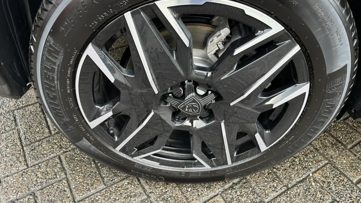 2025 Peugeot 5008 Allure Hybrid - Image 4