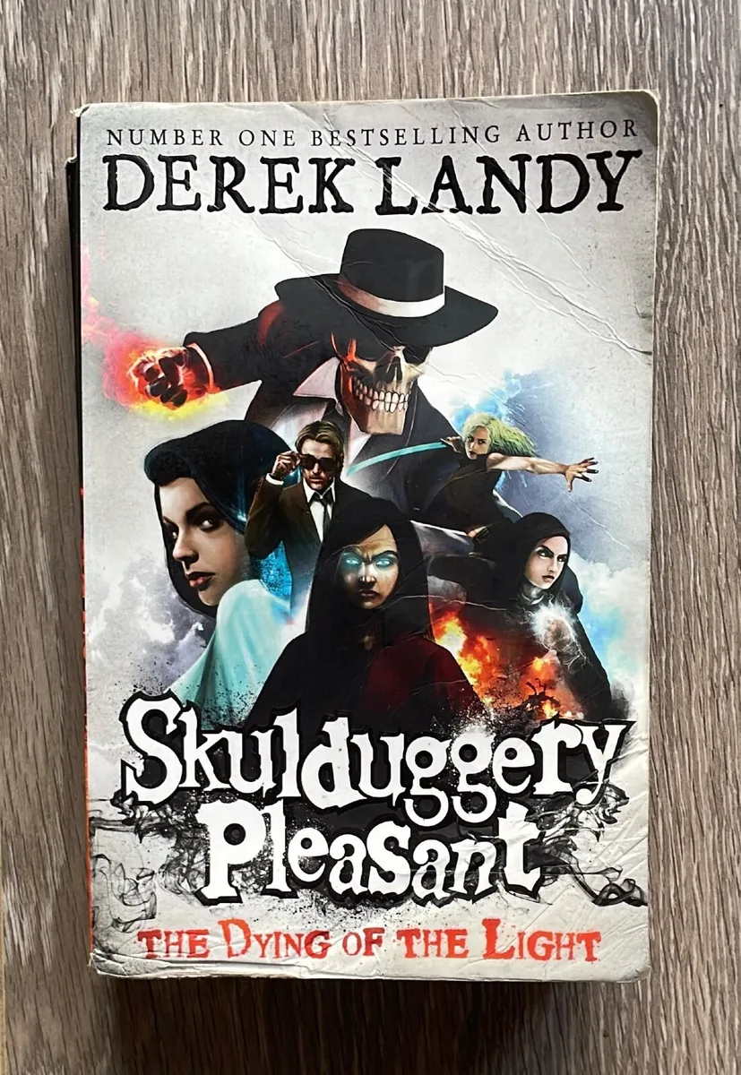 4 Skulduggery Pleasant Books & 1 FREE BOOK - Image 3