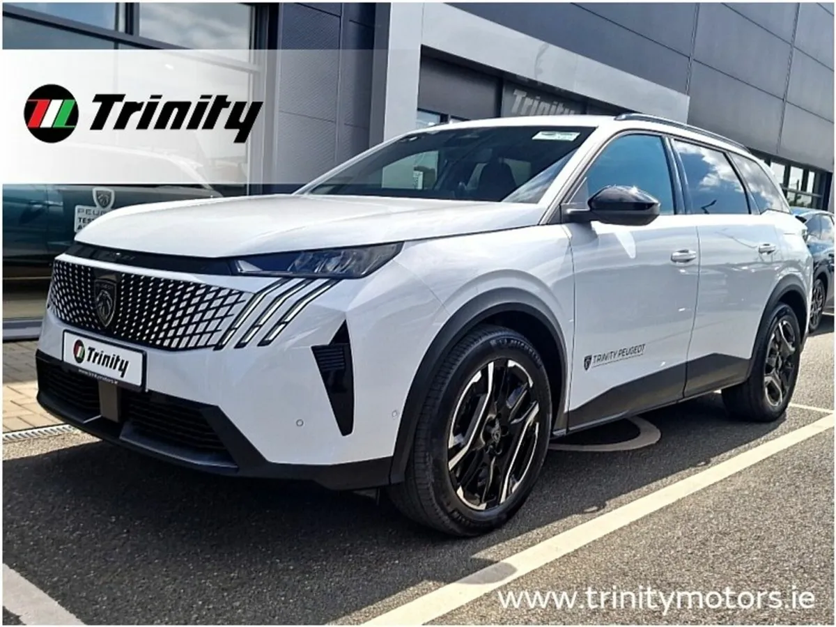 Peugeot 5008 DIRECTORS CAR ** LOW KMS ** AUTO 73KW - Image 1