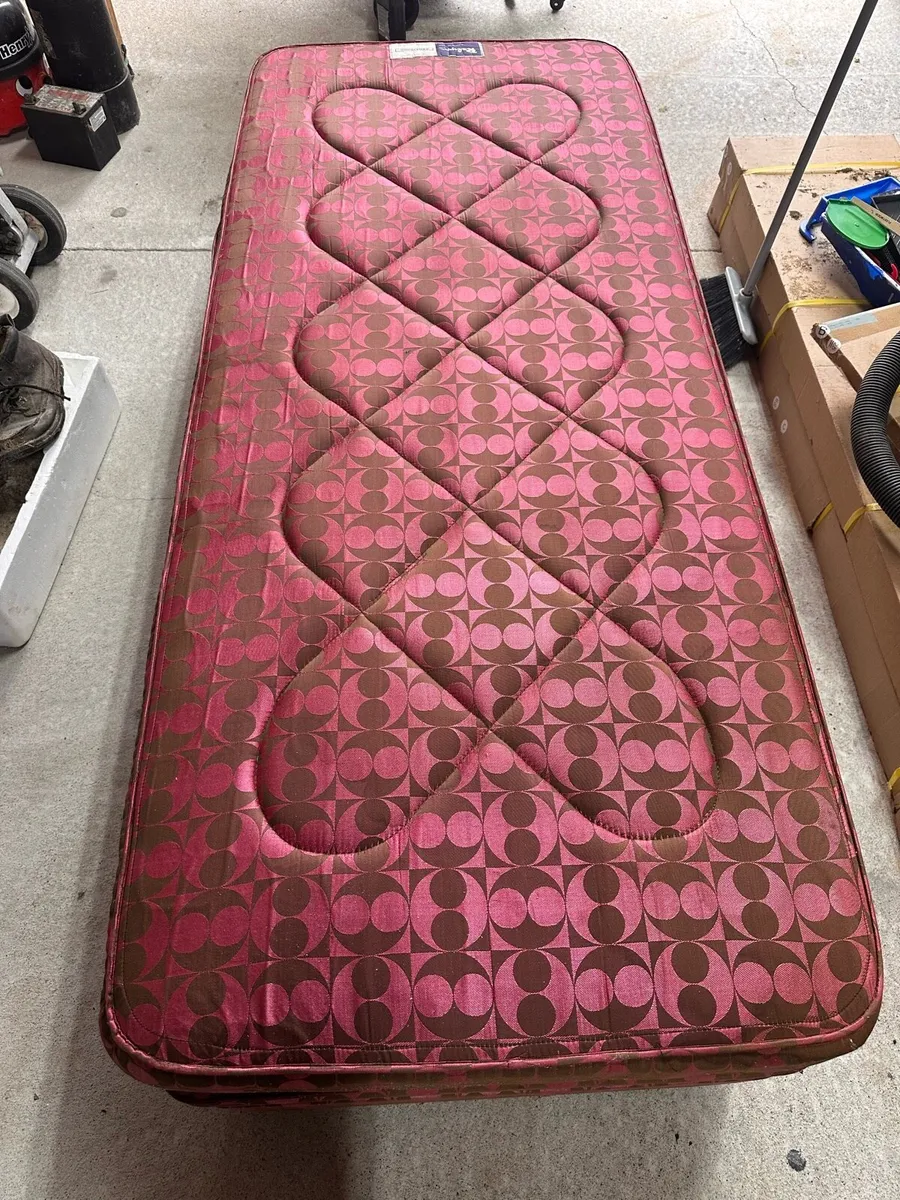 Single bed - Image 1