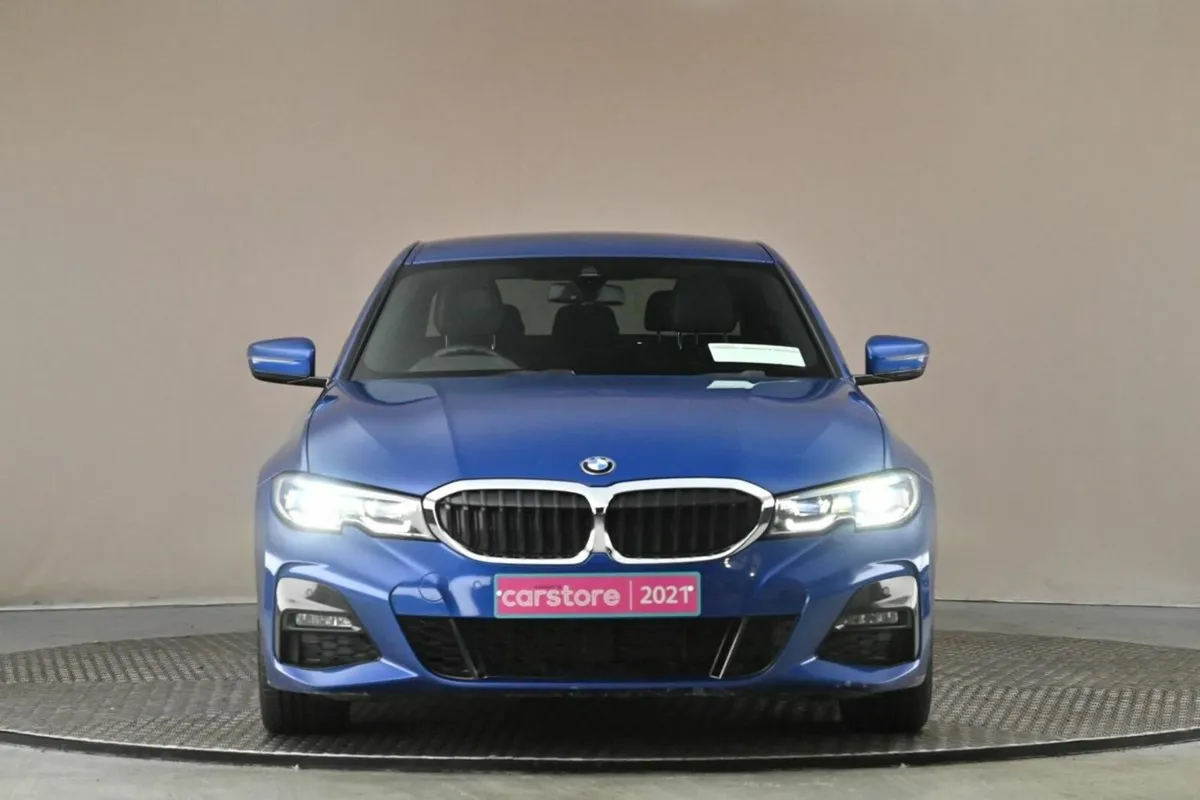 BMW 3-Series 320i M SPORT - Image 2