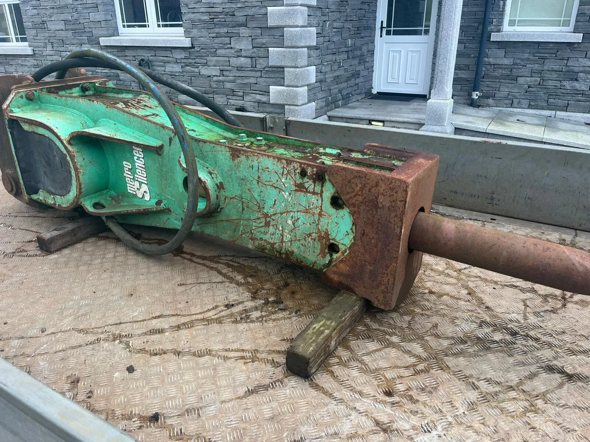 20-25T Montabert Metro 900 Silenced Rock Hammer - Image 1