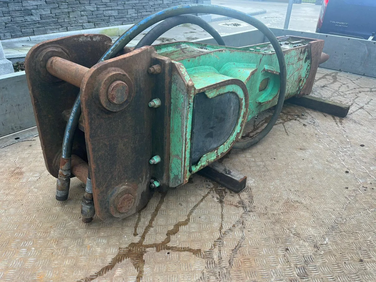 20-25T Montabert Metro 900 Silenced Rock Hammer - Image 2