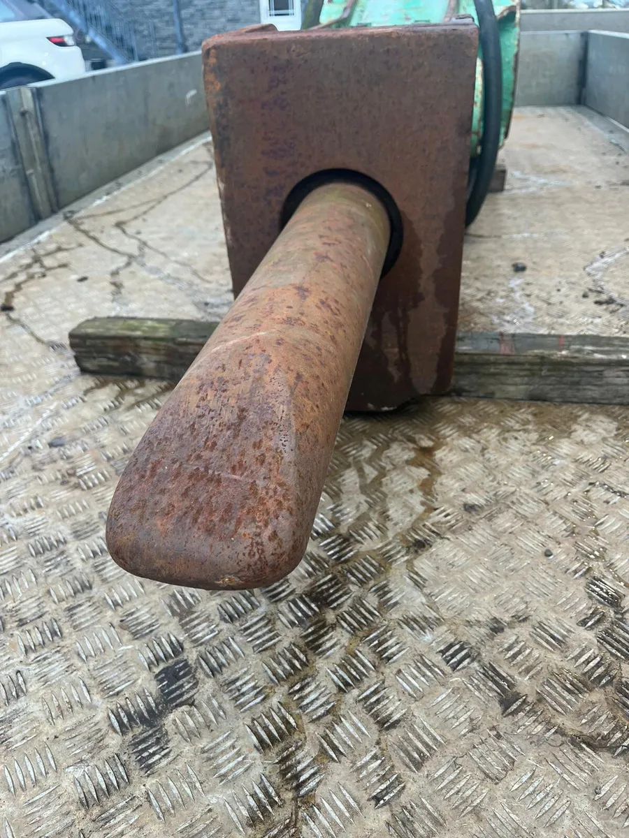 20-25T Montabert Metro 900 Silenced Rock Hammer - Image 3