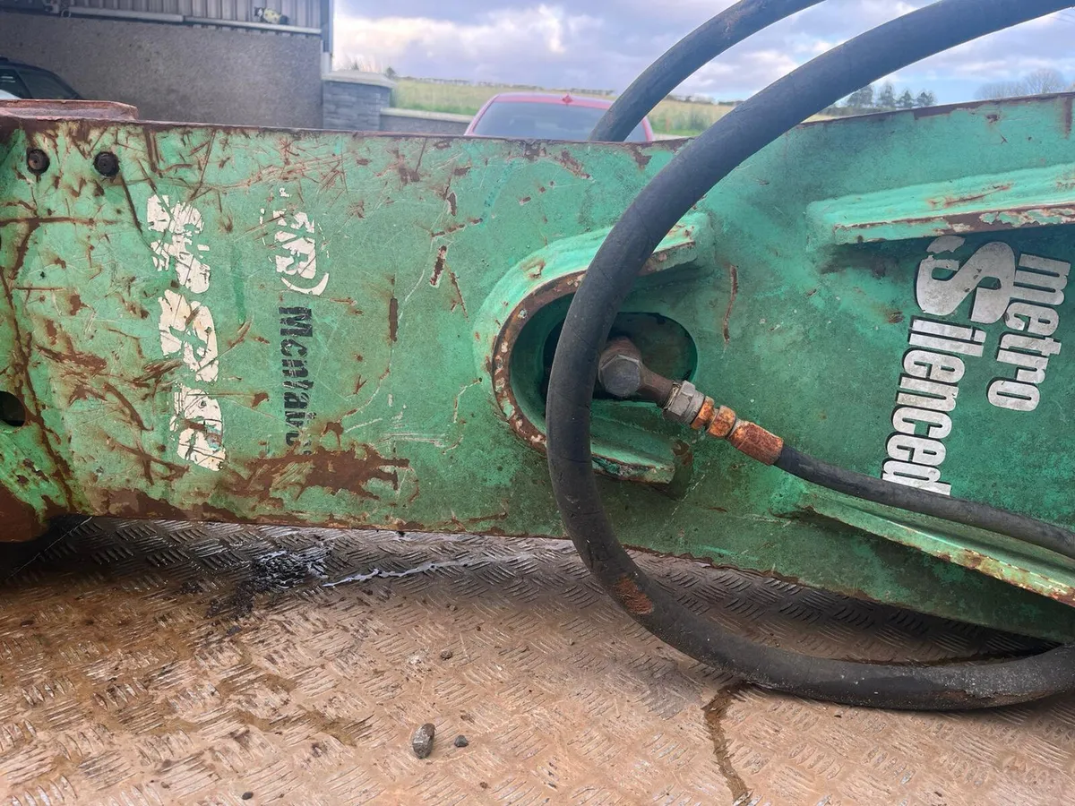 20-25T Montabert Metro 900 Silenced Rock Hammer - Image 4