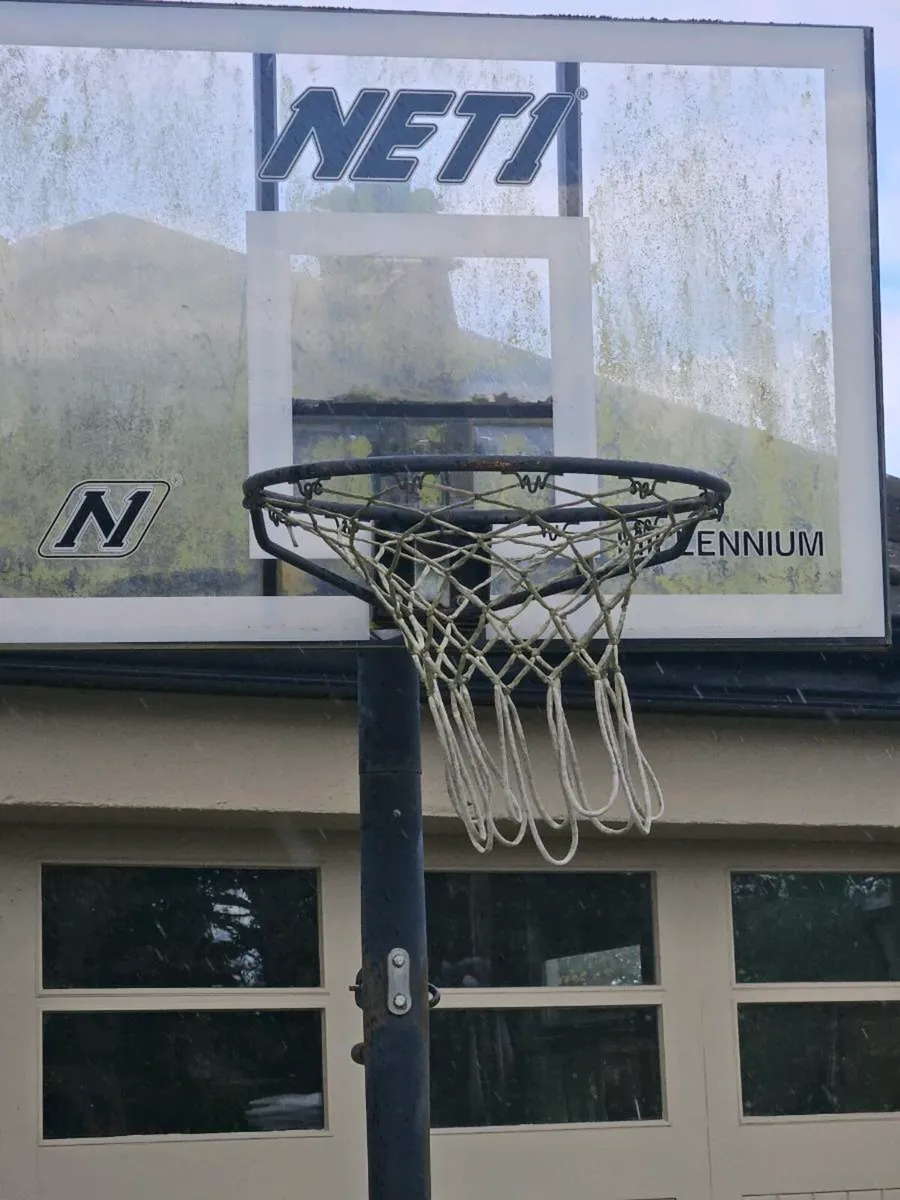Basketball hoop - Image 1