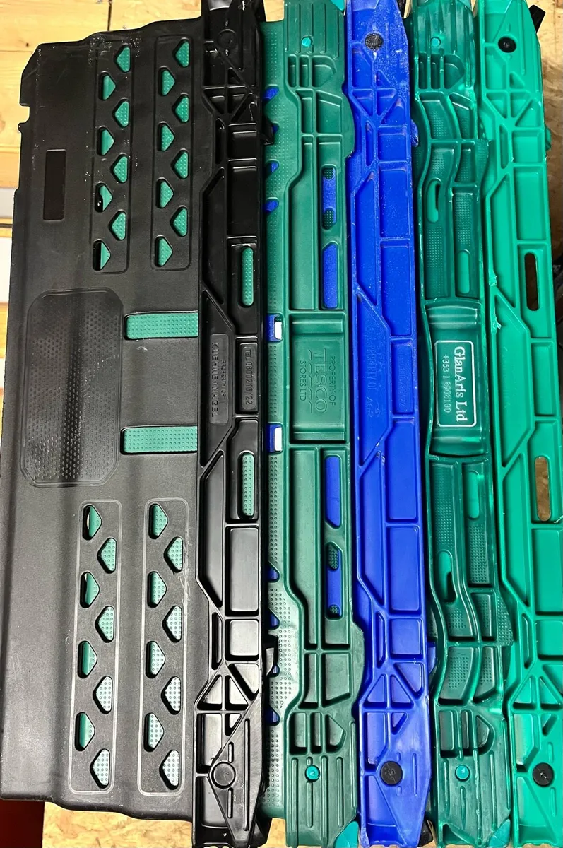 5 hard plastic boxes - Image 2