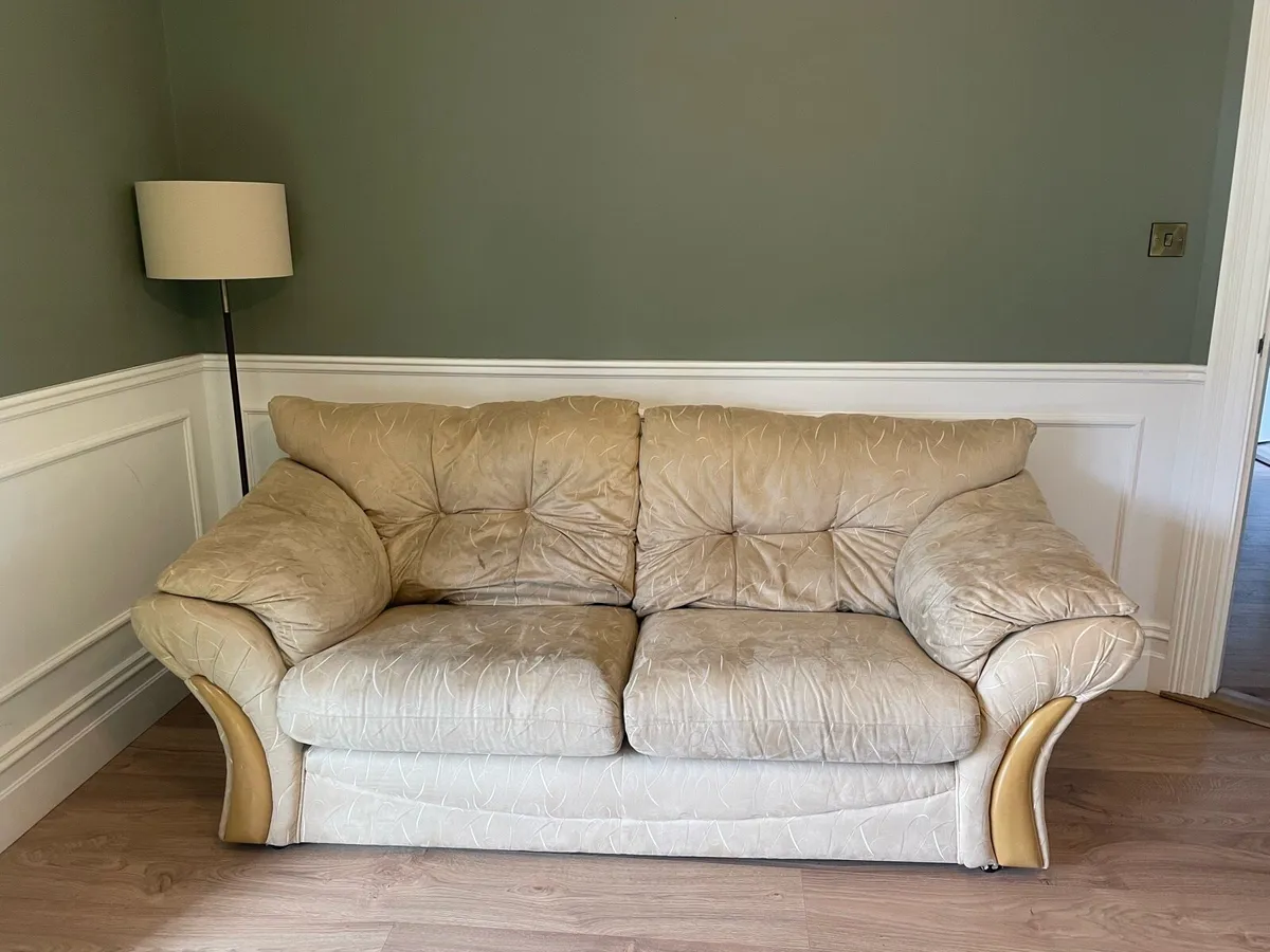 3 seater couch and 2 armchairs - Image 1
