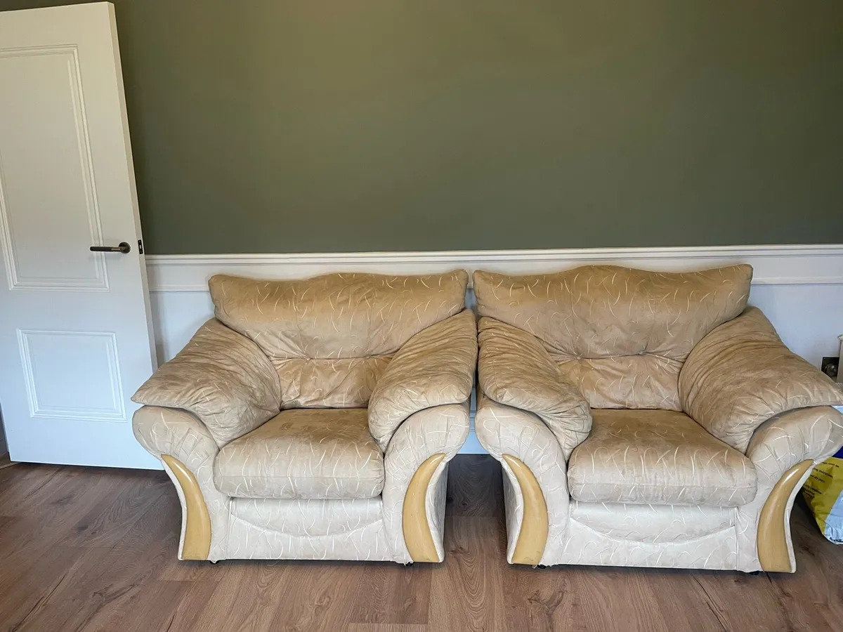 3 seater couch and 2 armchairs - Image 2