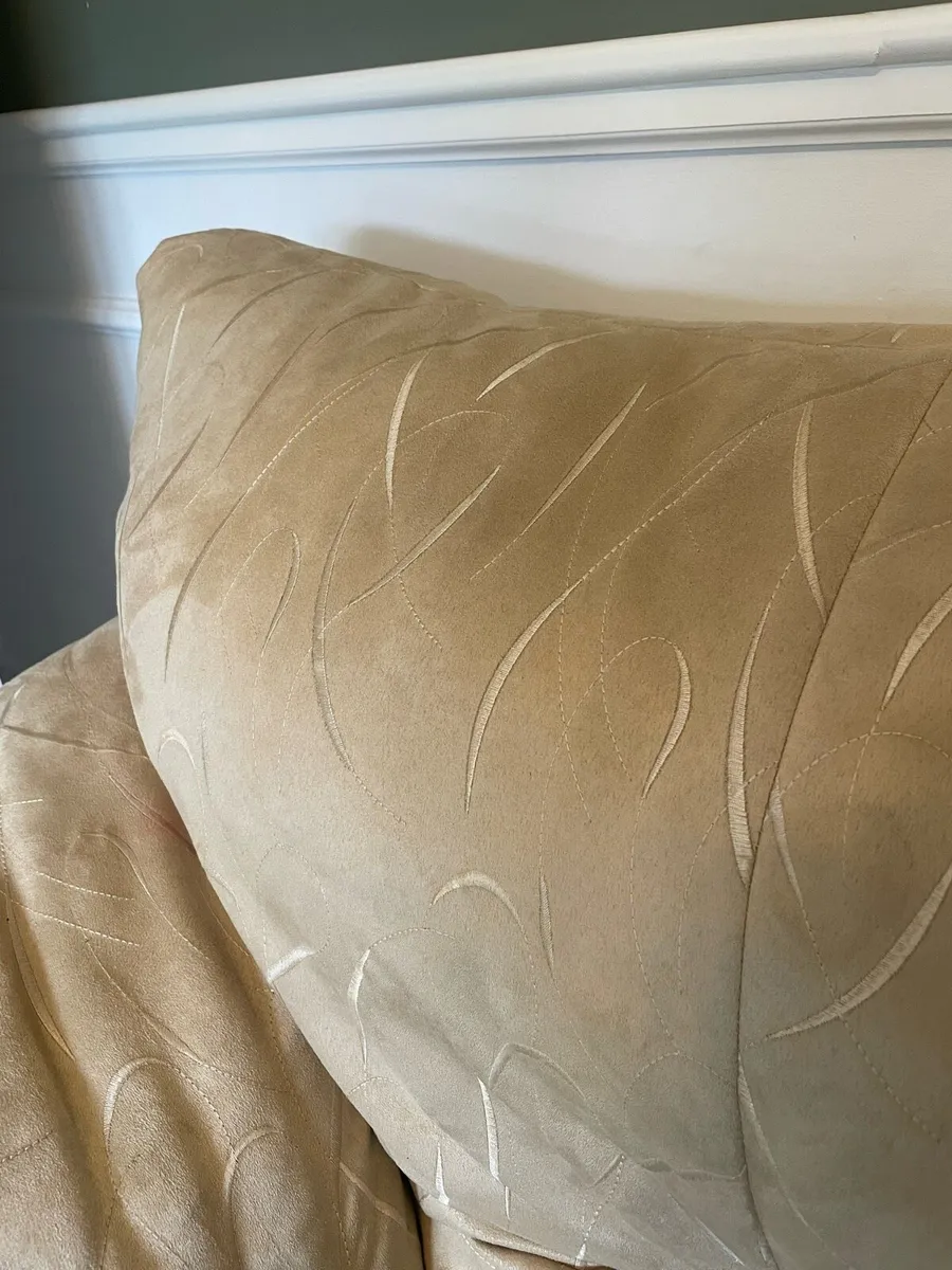 3 seater couch and 2 armchairs - Image 3