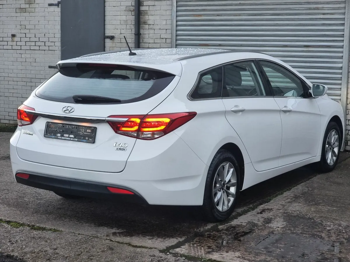 DECEMBER 2016 HYUNDAI I40 CDRI ESTATE - Image 2