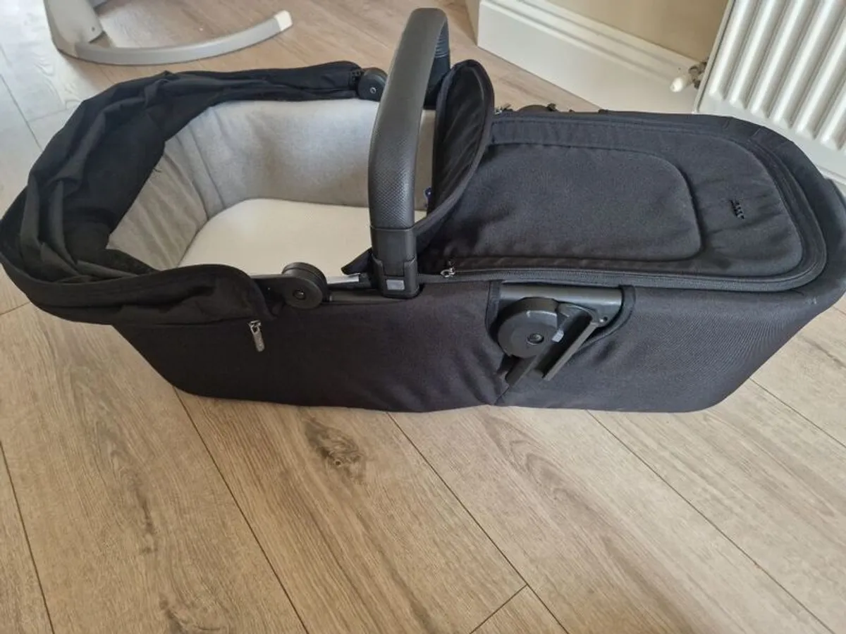 Joolz Aer plus pram carry cot - Image 4