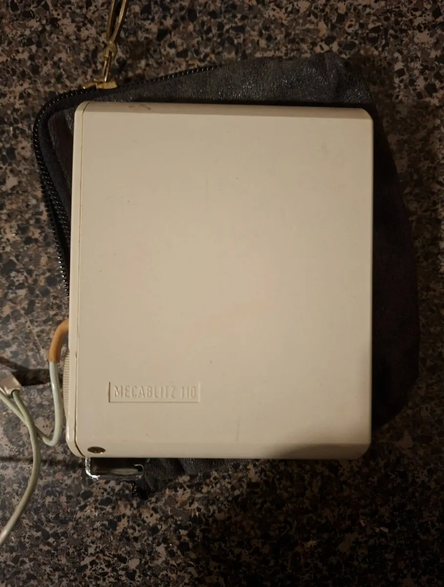 2 Camera Flashes - Image 3