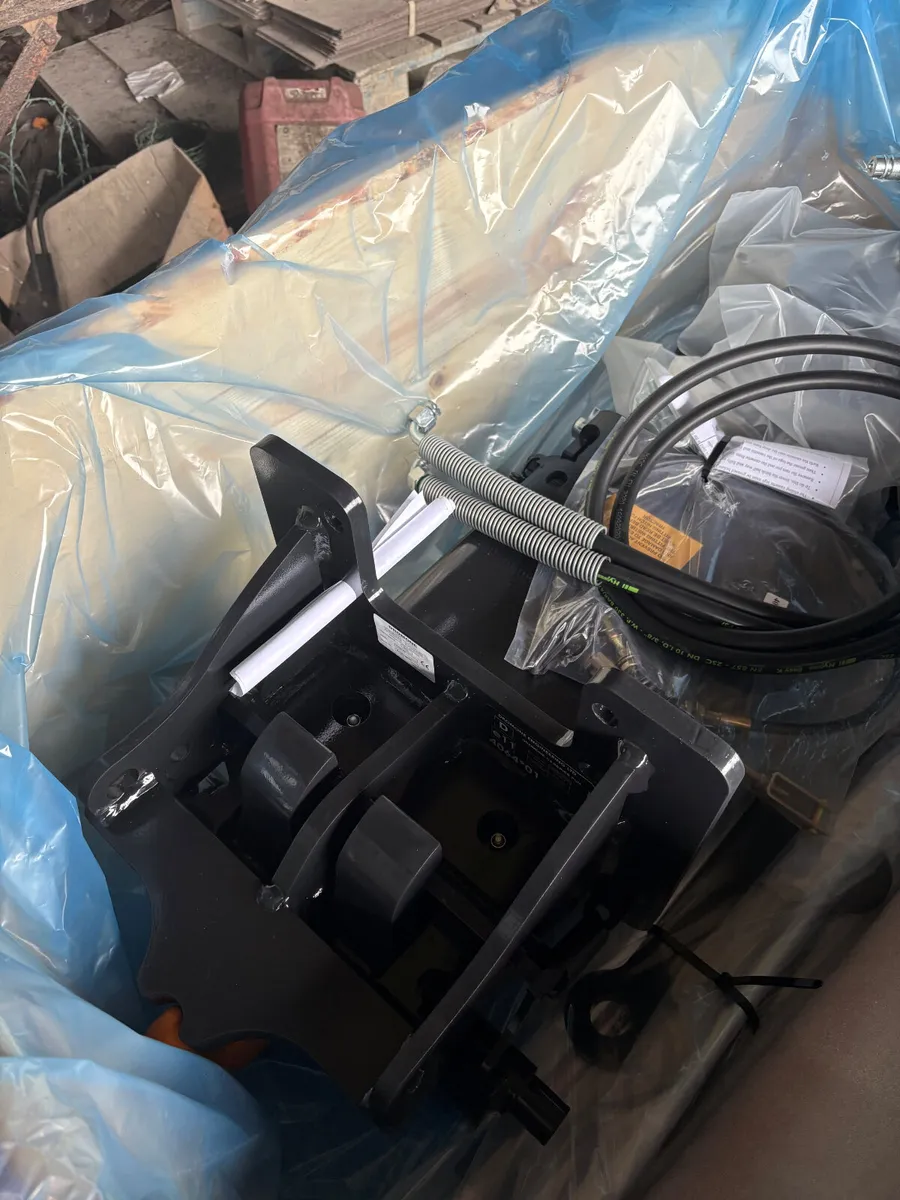 DROMONE TRACTOR HITCH - STOCK CLEARANCE PRICE - Image 1