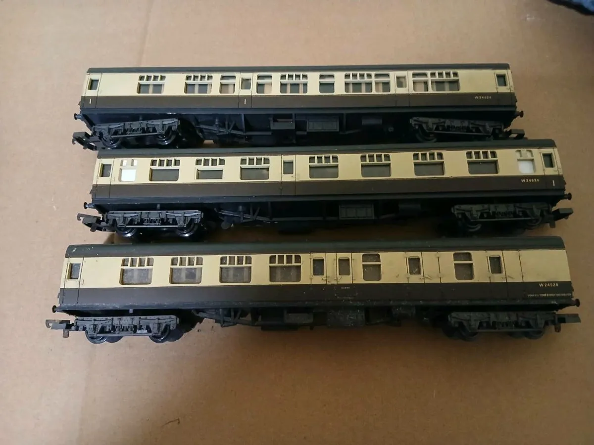 00 GAUGE COACHES - Image 1