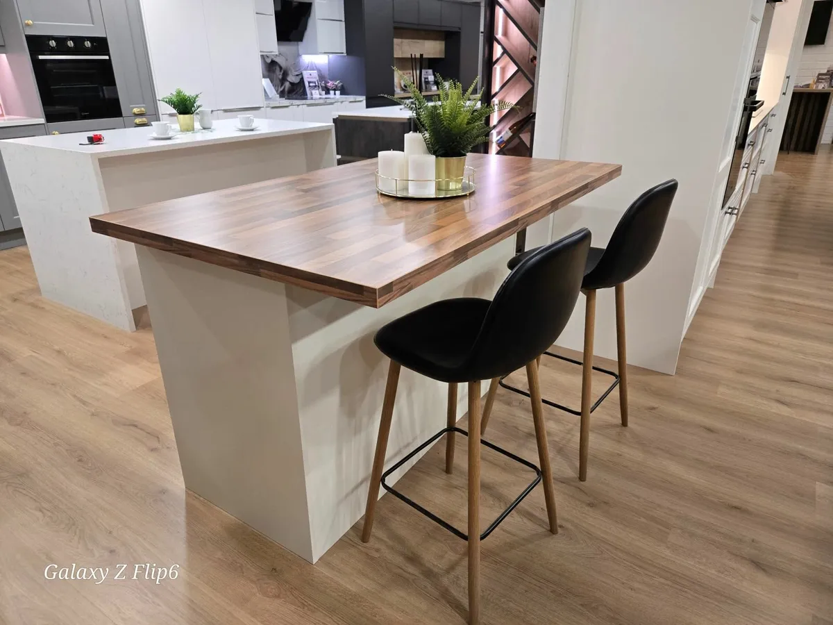 Kitchen island - Image 1