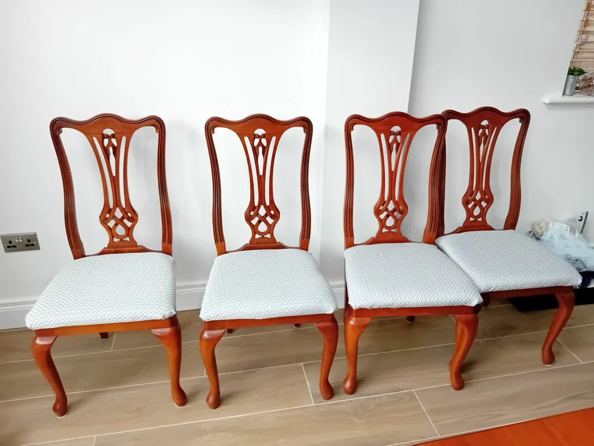 Dining table and 6 chairs - Image 4