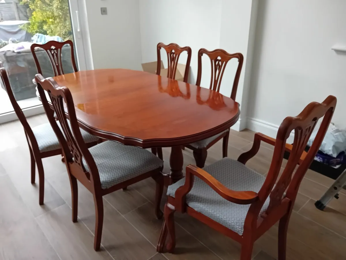 Dining table and 6 chairs - Image 2