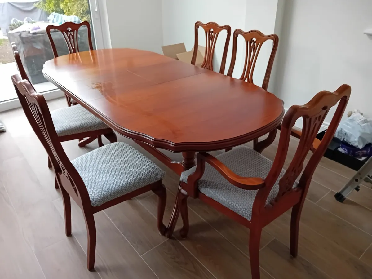 Dining table and 6 chairs - Image 1