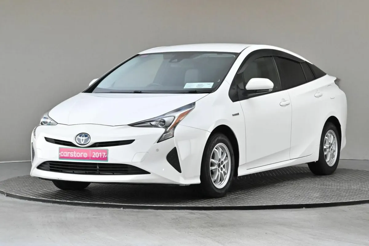 Toyota Prius 1.8 HYBRID **2TONE INTERIOR**REVERSE - Image 3