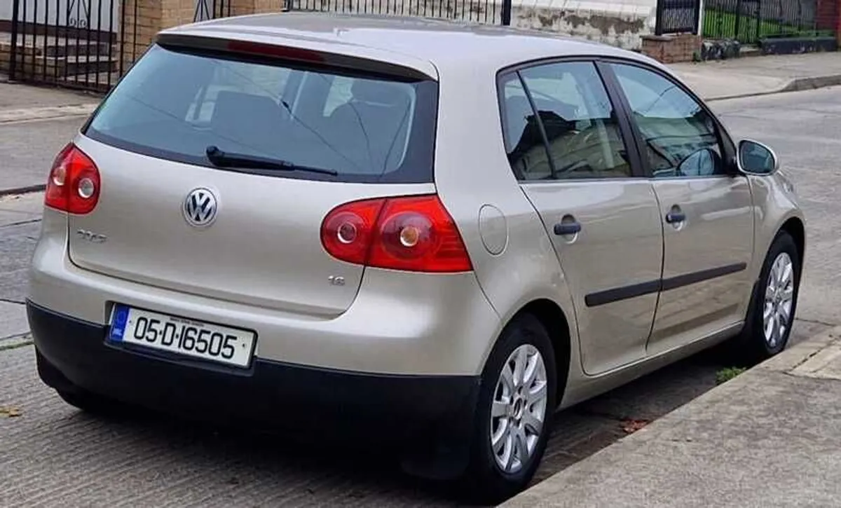 2005 Volkswagen Golf - Image 2