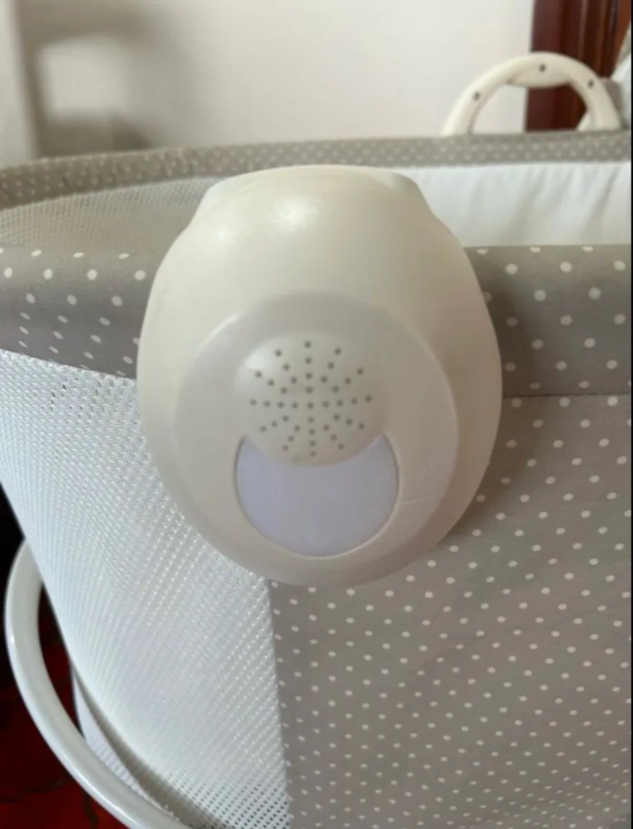 Purflo PurAir breathable Bassinet with stand. - Image 2