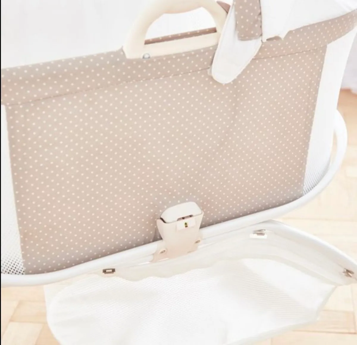 Purflo PurAir breathable Bassinet with stand. - Image 4