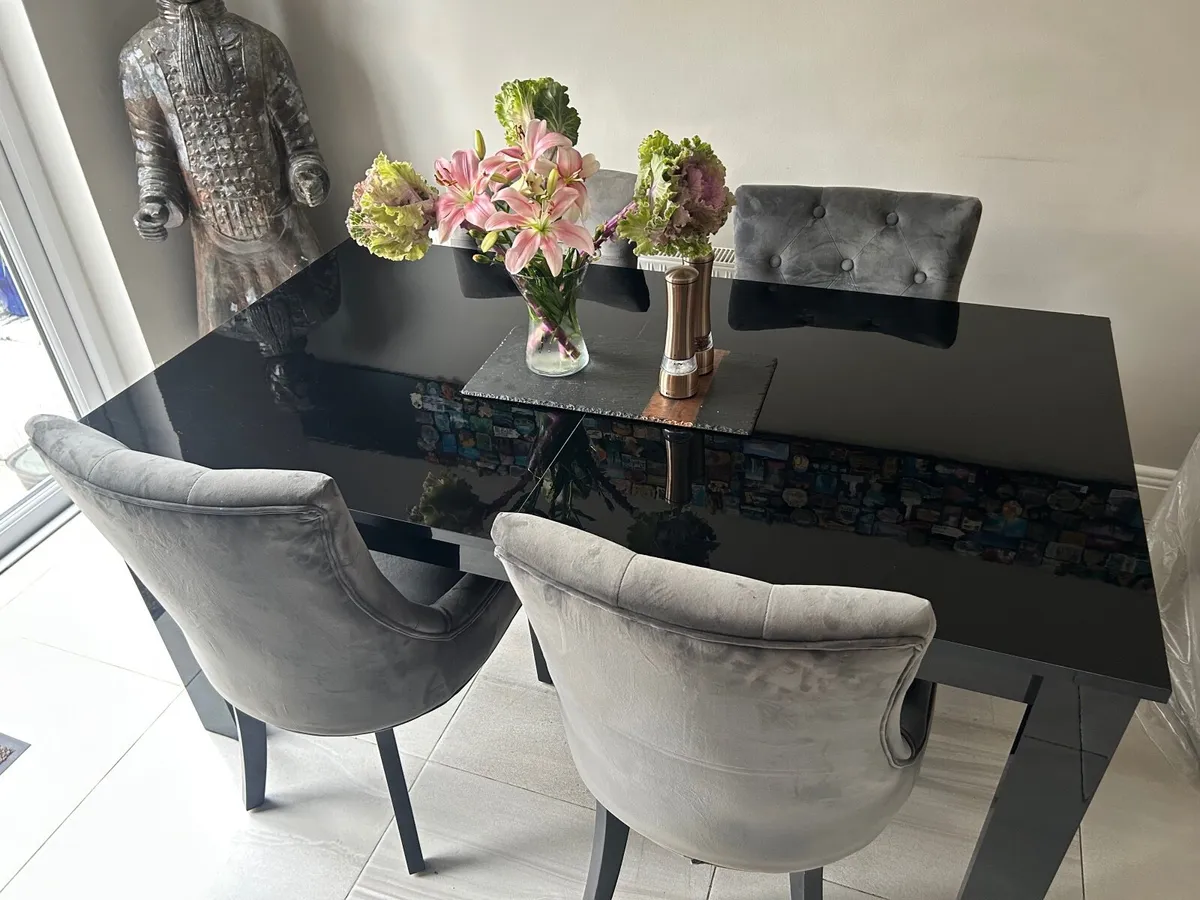 Extendable dining table six seater set - Image 1