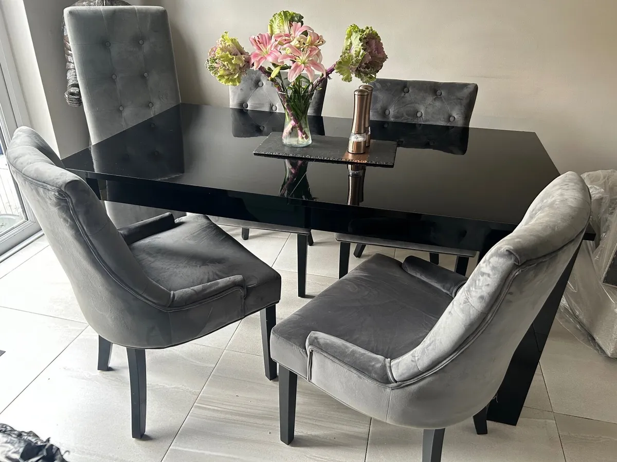 Extendable dining table six seater set - Image 3